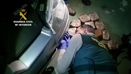 Tres marroquíes detenidos en Sarón y Gijón tras intervenirles 15 kilos de hachís
