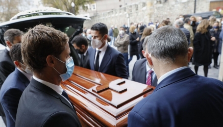 Funeral por Cuca Alonso con asistencia de su hermana, viuda de Hormaechea