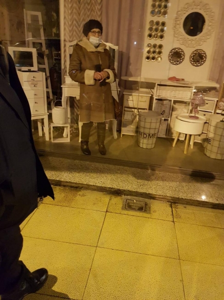 Una señora de 87 años se queda encerrada durante una hora en el bazar de los chinos de Cuatro Caminos, en Torrelavega