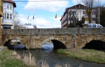 ¿Puente de Carlos III en Reinosa&#63;: Sería más apropiado nombrarle como &ldquo;Puente del Camino Real&rdquo;.