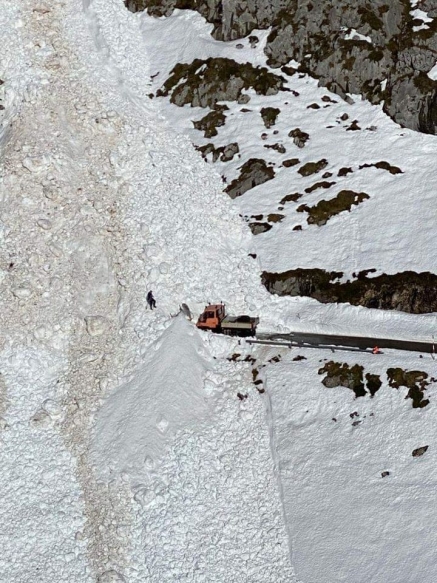 Reabierto el camino de acceso a Tresviso tras despejarse la nieve del fuerte alud