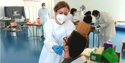 España marca un nuevo récord diario con 44.357 contagios y la incidencia roza ya los 800 casos