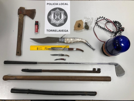 La Policía Local de Torrelavega interviene varias armas blancas en un control rutinario