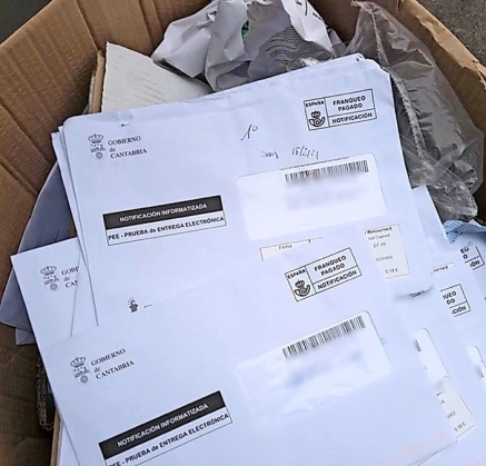 El escándalo de la aparición junto a un contenedor de basura sobres con notificaciones de la Agencia Tributaria