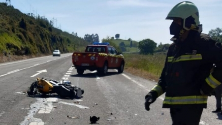 Un fallecido tras una colisión entre moto y camión en el alto del Turujal en Treceño