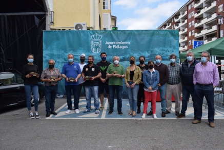 60 coches clásicos y deportivos se dan cita en Renedo de Piélagos con motivo de las Fiestas de San Antonio 2021