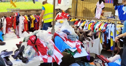 Intervenidas en los mercadillos de Cartes y Colindres casi 2.000 artículos de vestir falsificados