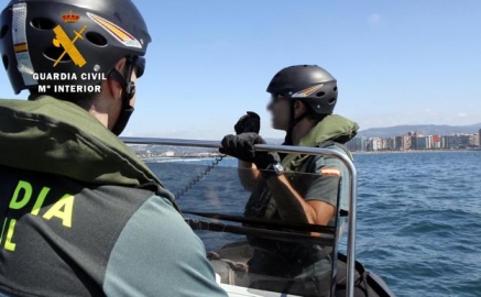 Se lanzan al agua para evitar ser detenidos por la Guardia Civil tras sustraer una embarcación