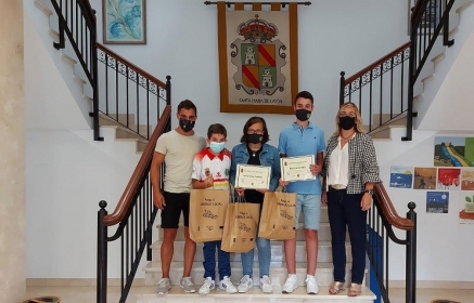 Reconocimiento del Ayuntamiento a las jóvenes promesas de los bolos
