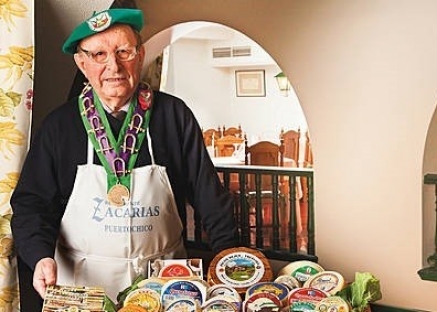 El Gran Maestre Zacarías, con 86 años, clausuró un año más la Feria del Queso de Pesquera 