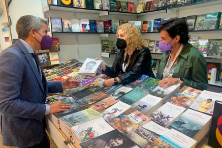 Zuloaga expresa el apoyo del Ejecutivo al Gremio de Editores de Cantabria presente en la Feria del Libro de Madrid