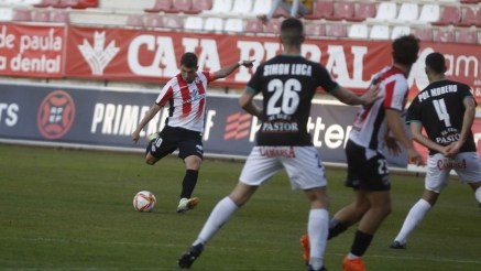 El Racing golea con autoridad al Zamora (0-3) y se mantiene a la cabeza con el Deportivo