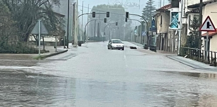 Se realizan labores de achique de agua y barro en las zonas más afectadas por las inundaciones