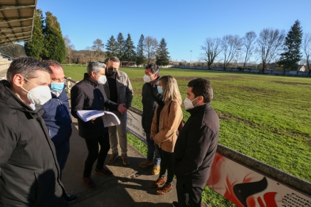 Zuloaga presenta el proyecto de campo de fútbol de hierba artificial en Ontoria, con una inversión de 672.000 euros