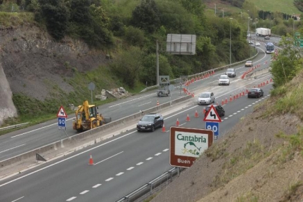 Abierto un bypass en la A-8 para facilitar la circulación tras el desprendimiento de tierra