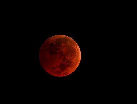 Madrugada de ayer, lunes, con espectacular eclipse total de Luna visto desde Cantabria
