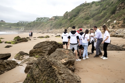 El proyecto Mares Circulares recala en Suances para mantener limpia de residuos la playa de Los Locos