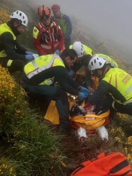 Rescatada a pesar de la niebla una ciclista accidentada en Vega de Liébana