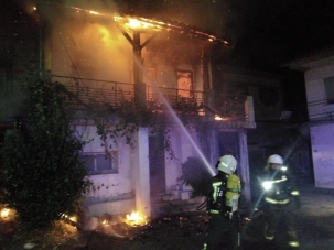 Las llamas destruyen la segunda planta de una vivienda deshabitada de Beranga