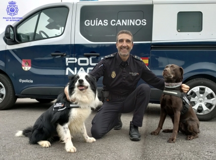 La Unidad de Guías Caninos de la Policía se despide de un agente y cuatro canes