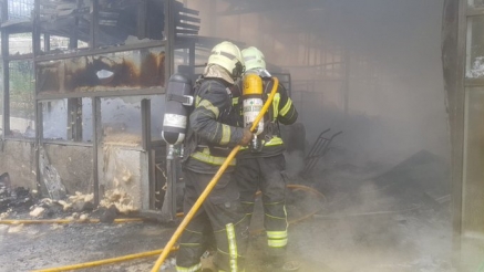 Un incendio calcina parte de un complejo hostelero en la ría de Cubas