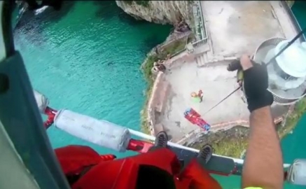 Rescatado un ciudadano vasco en helicóptero tras una mala caída al agua en Santoña