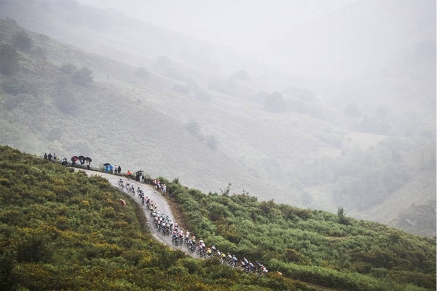 La Vuelta volvió a ganar emoción a su paso por Cantabria con la niebla y la dureza de Pico Jano