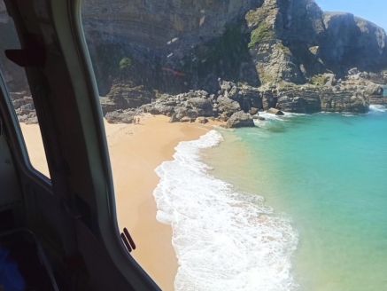 Evacuada una mujer de 59 años con lesión de tobillo de la playa de Antuerta en Ajo