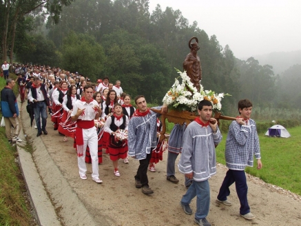 San Cipriano: Más de 5.000 romeros participan en la romería de la pradería de Cohicillos