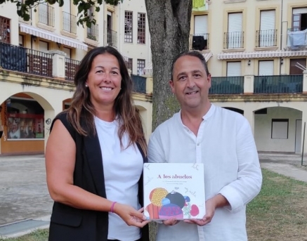 "A los Abuelos", segundo libro del escritor cayonés Fernando del Río