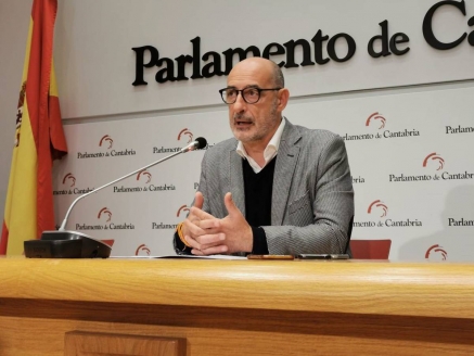 Álvarez: "Este Gobierno, en cuestión de impuestos, va como pollo sin cabeza"