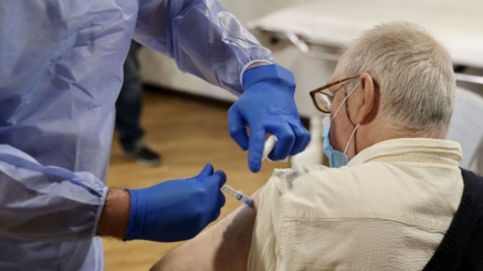 Dos nuevos fallecidos (992) en la segunda semana de vacunación para mayores de 60 años, a ocho del millar