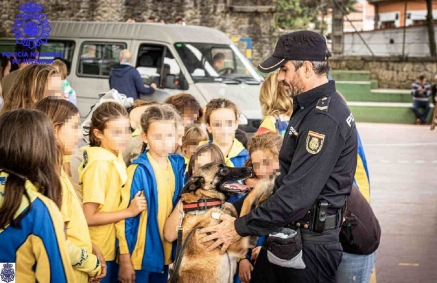 La Unidad de Guías Caninos de Cantabria, realiza una exhibición policial en el centro docente El Salvador