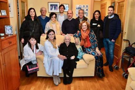 La Alcaldesa visita a Teresa Sánchez, una de las usuarias más veteranas de la ayuda a domicilio