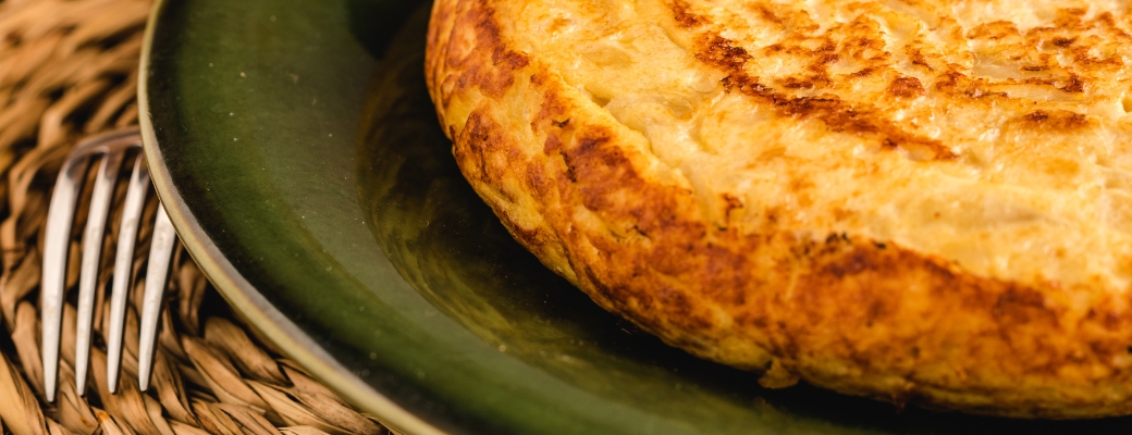 ¿Es legal servir la tortilla de patatas poco cuajada como se hace en Cantabria?