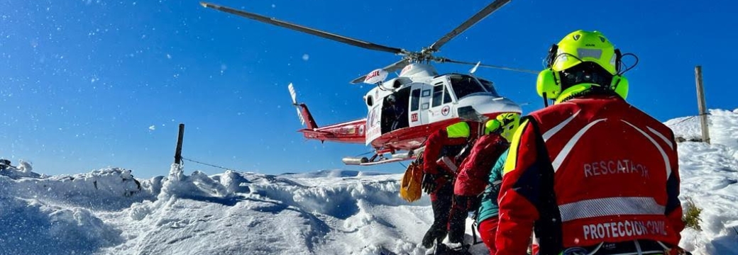 Un helicóptero del Gobierno de Cantabria rescata a un hombre en Cabuérniga