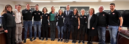 Zuloaga afirma que el paso de la Vuelta Ciclista a España femenina por Cantabria generará un gran impacto económico y ayudará a impulsar este deporte