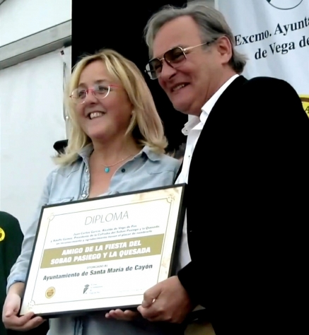 El Ayuntamiento de Santa María de Cayón recibe el diploma de ‘Amigo de la Fiesta del Sobao Pasiego y la Quesada’