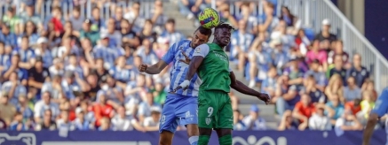 Rubén Castro hace el ridículo en La Rosaleda ante el Huesca y deja al Racing casi seguro otro año en LaLiga SmartBank