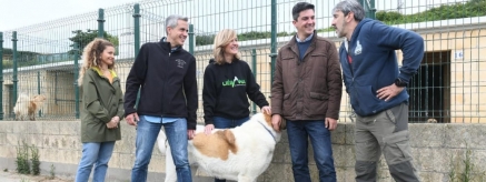 Fernández (PSOE) apuesta por parques caninos y horarios para mascotas en las playas en una ciudad Pet Friendly