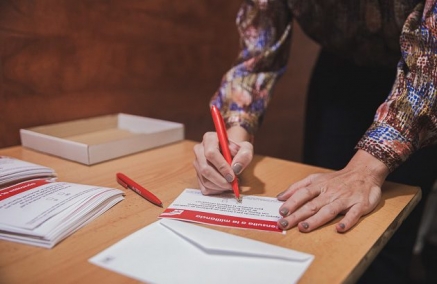 La militancia del PSOE da el respaldo al acuerdo con Sumar y los pactos con otros partidos