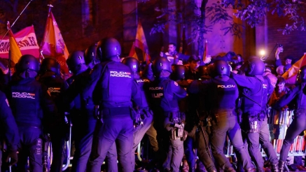 Cargas policiales en la tercera noche de protestas en la calle Ferraz