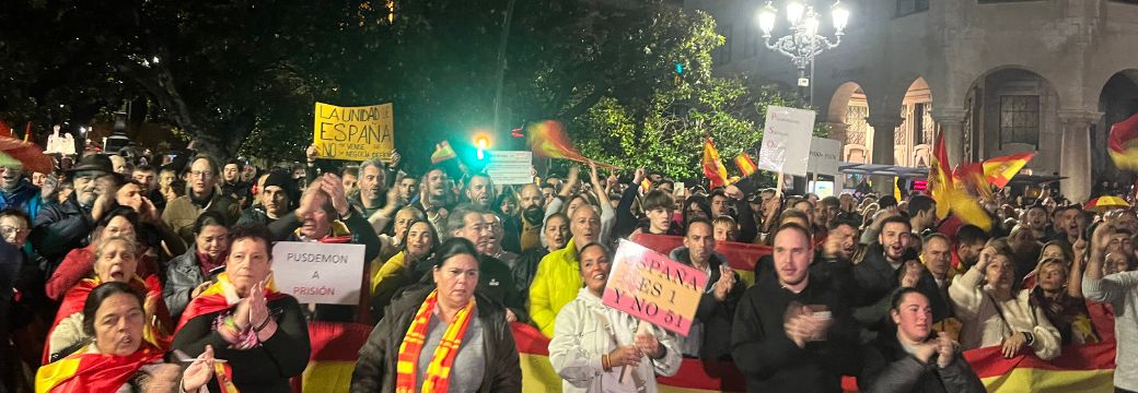 4000 personas se concentran frente a la sede del PSOE en Cantabria para manifestarse contra la amnistia