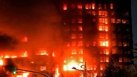 Incendio en Campanar deja 13 heridos, incluyendo 6 bomberos