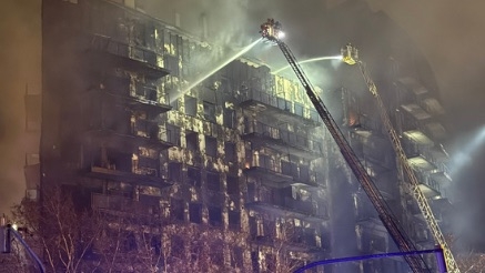 Los bomberos siguen enfriando el edificio mientras se busca a 19 personas desaparecidas tras el incendio en Valencia