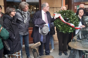 Ofrenda floral de las asociaciones de Escritores y del alcalde de Soria ante la estatua de Gerardo Diego