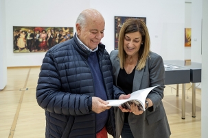 Buruaga reconoce la obra y trayectoria de Indalecio Sobrino durante la visita a su exposición en la Biblioteca Central de Cantabria