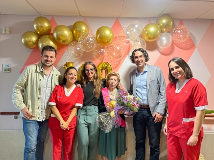 Soberón felicita los 100 años a Adela en su visita a los mayores de Vitalia Home en Guarnizo