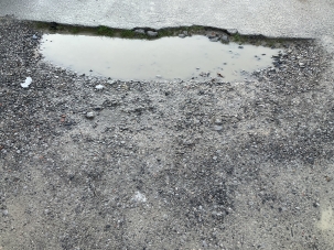 Vecinos y familias del IES Santa Cruz de Castañeda denuncian el mal estado del aparcamiento